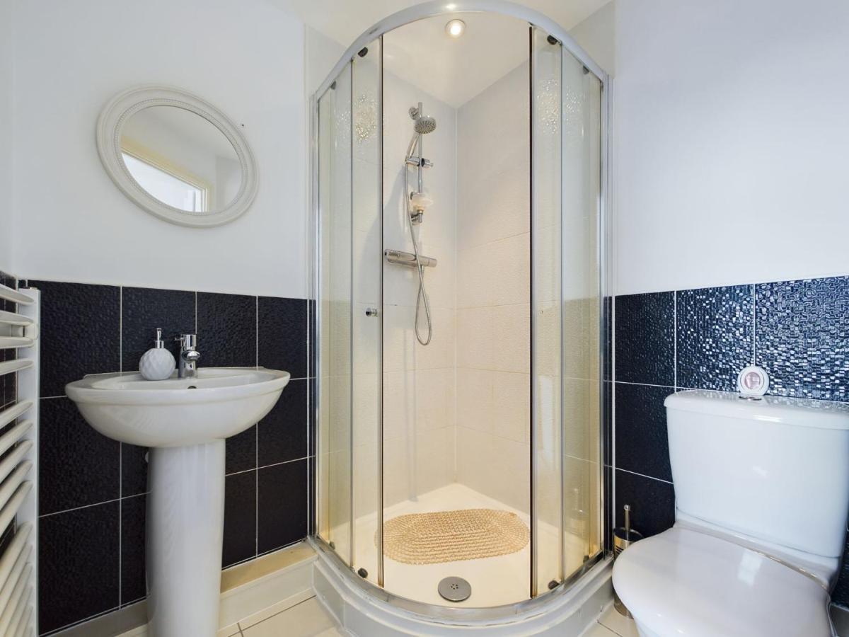 247 Serviced Accommodation In Stafford- 3Br Townhouse Exteriör bild